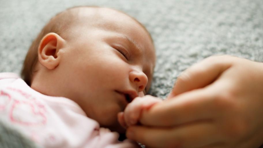 Първите 48 часа с бебето у дома: при кои тревожни признаци трябва да се обадите на лекар