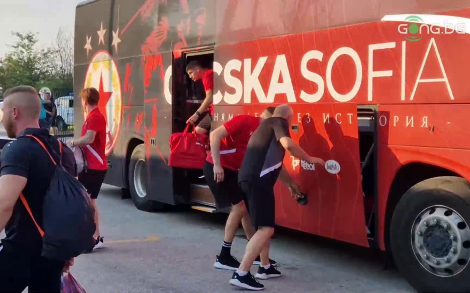ЦСКА пристигна на стадион Георги Бенковски в Пазарджик. Червените започват