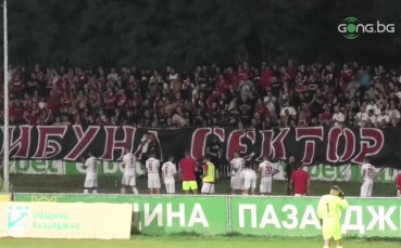 Футболистите на ЦСКА поздравиха феновете на отбора които препълниха гостуващия