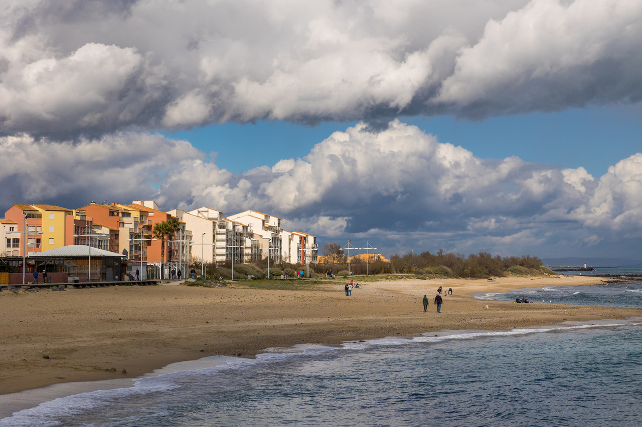 <p><strong>Плаж Cap d&#39;Agde, Франция</strong>- Наричан понякога &quot;Голият град&quot;, натуристкото селище Кап д&#39;Агд е най-големият плажен курорт в света, където плажът е нудистки, като в разгара на сезона привлича до 40 000 гости на ден. Посетителите са свободни да бъдат голи навсякъде, където пожелаят - в ресторанти и магазини, пощи или банки, да плават с лодка или да се излежават на дългия обществен плаж (където голотата е задължителна дори за тези, които не са отседнали в курорта). Лицата, които не пребивават в курорта, могат да останат да пренощуват в нудисткия хотел, къмпинг или помещения под наем.</p>