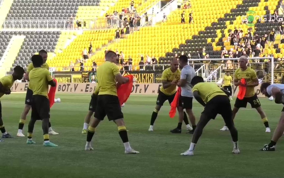 Ботев Пловдив и Левски загряват преди двубоя си на стадион