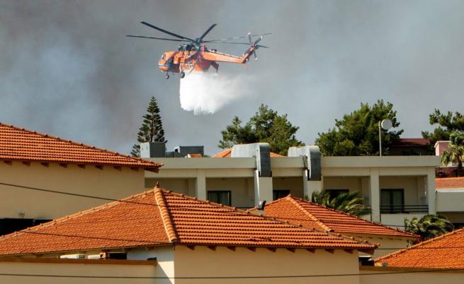 Безпрецедентни пожари в Родос: Хиляди евакуирани, монахини се укриват в подземие
