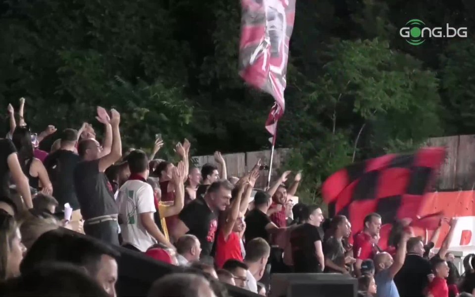 Феновете на Локомотив София бяха изключително доволни, след като Ивайло