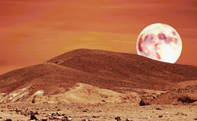 Фобос и Марс: По пътя на фатален сблъсък