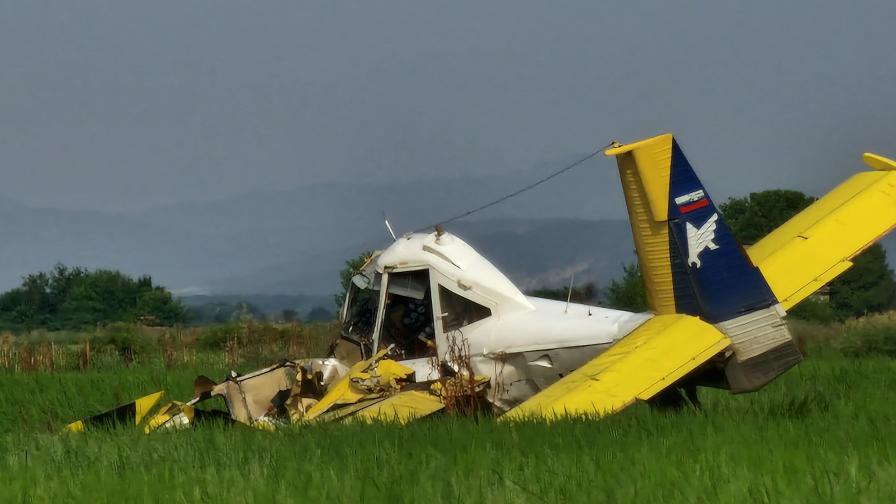 Селскостопански самолет падна край Раднево, загина пилотът