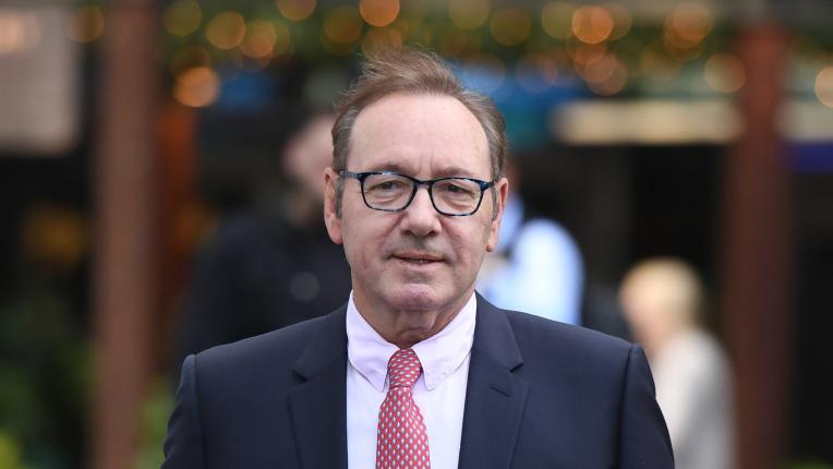  Лицето на облекчението: Кевин Спейси бе приет за почтен точно на 64-ия си рожден ден 