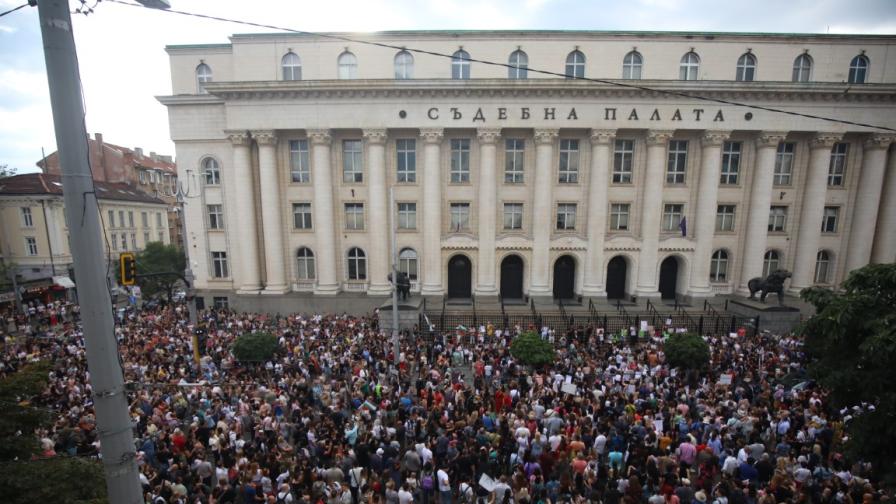 Огромен протест в София в подкрепа на 18-годишната Дебора