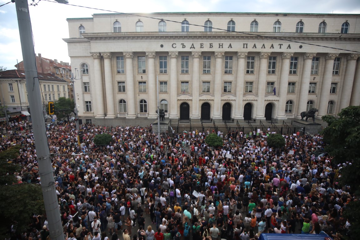 <p>Огромен протест в София в подкрепа на 18-годишната Дебора</p>