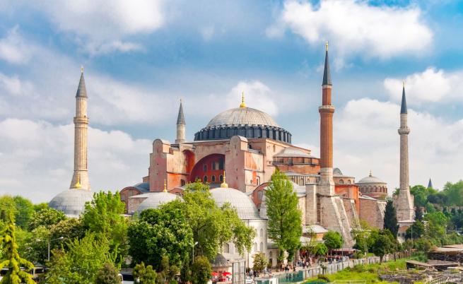 От църква до джамия: Сградата, събрала християнската и ислямската религия