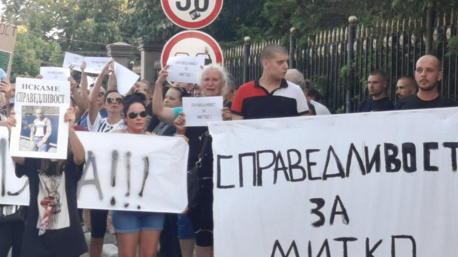 Напрежение в Цалапица след убийството на Димитър, искат постоянен арест за близнаците