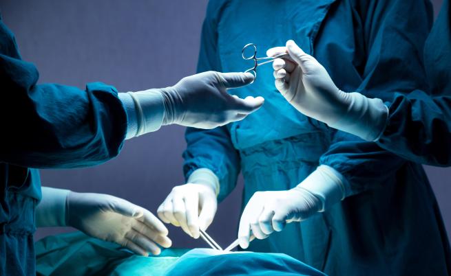 Хирург изгорил инициалите си в черния дроб на пациент по време на трансплантация