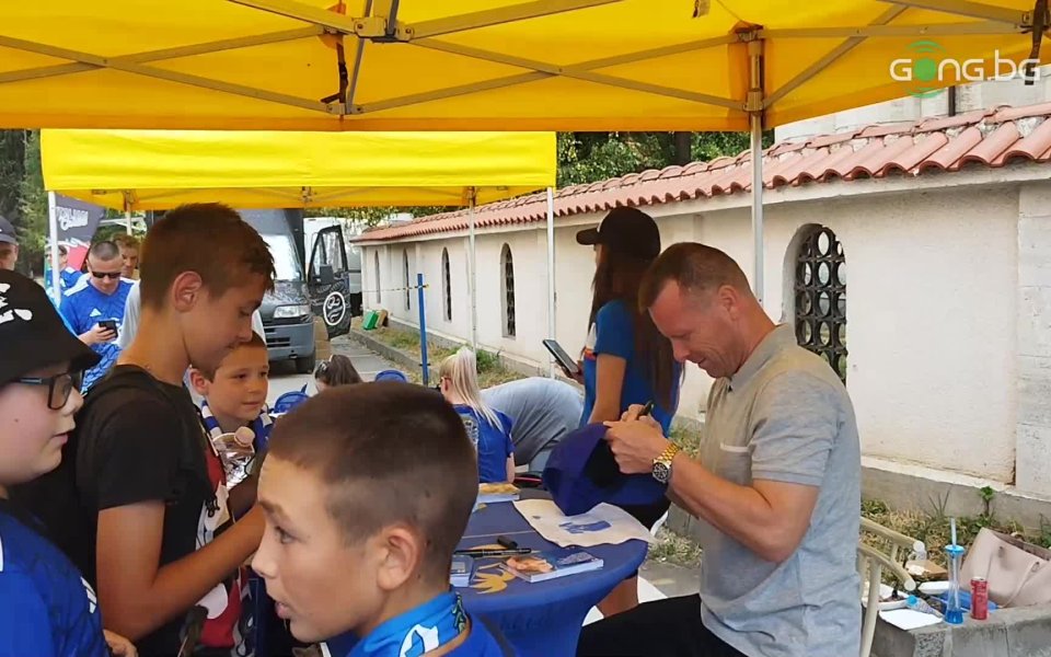 Директорът на детско-юношеската школа на Левски - Елин Топузаков, раздаде