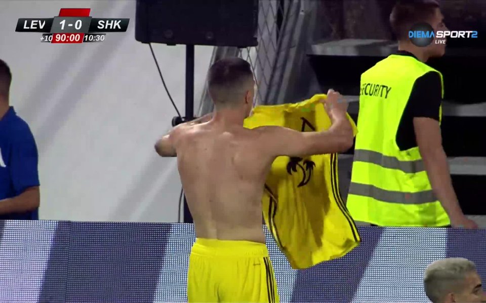 В 10-ата минута на добавеното време Ивелин Попов проби отдясно