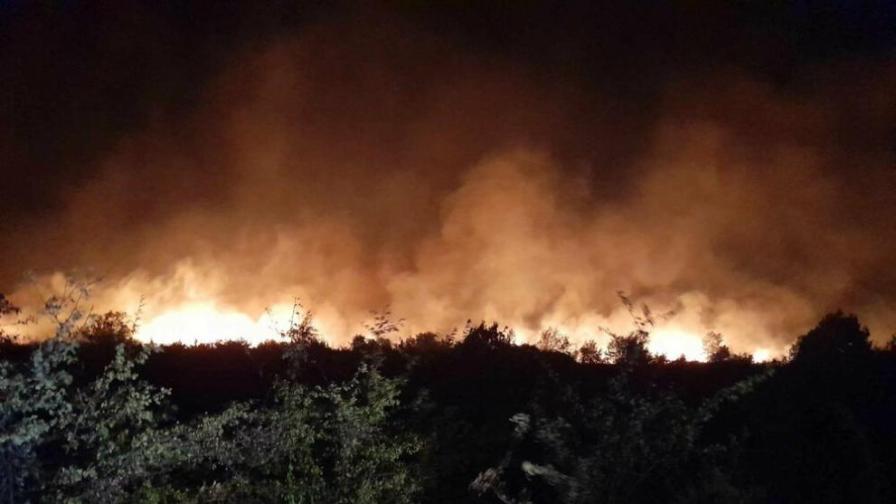 Пожар край Ветрен, горят 2 000 дка сухи треви
