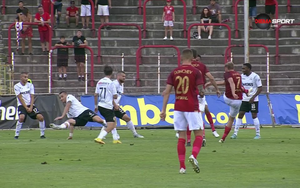 В 37-ата минута след недобро изчистване на бранител на Славия,