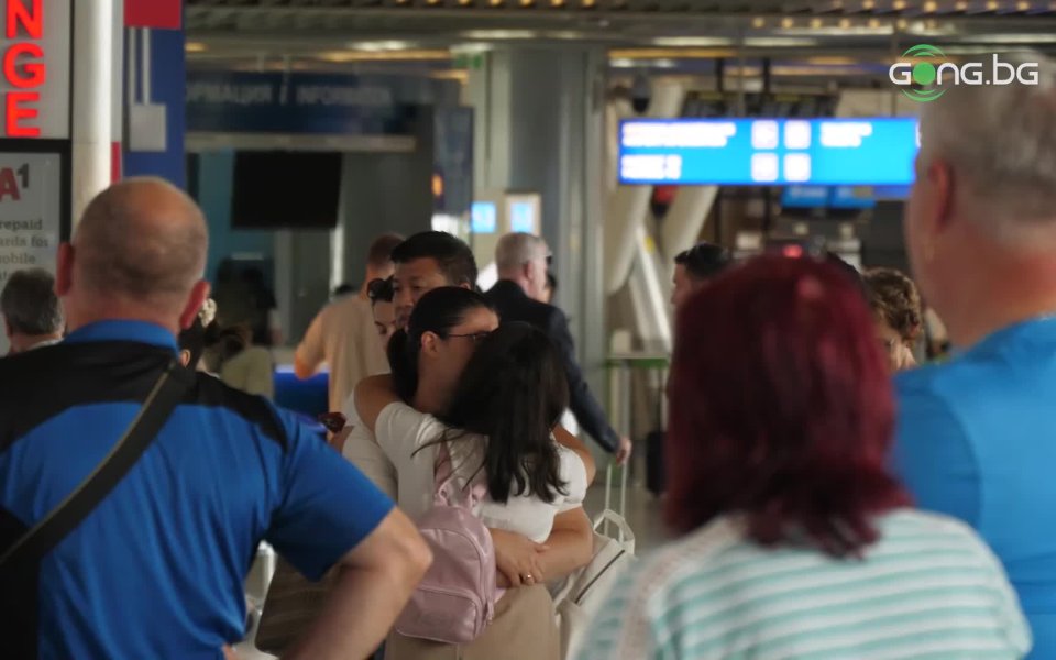 Мажоритарният собственик на Левски - Наско Сираков, заобиколи журналистите, които