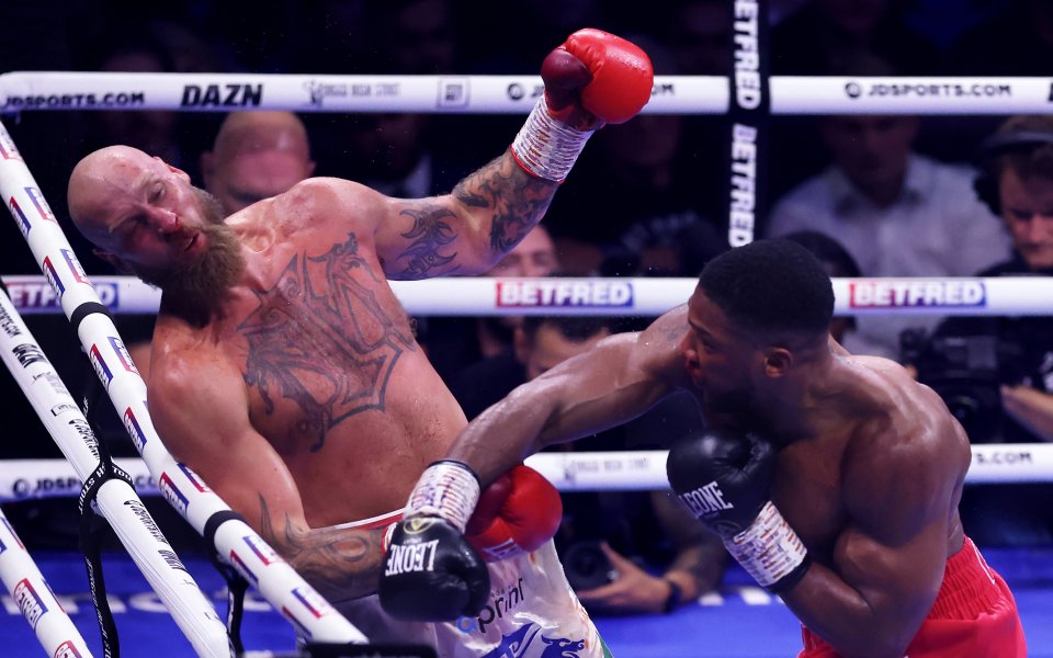 Робърт Хелениус беше победен от Антъни Джошуа в Лондон, след