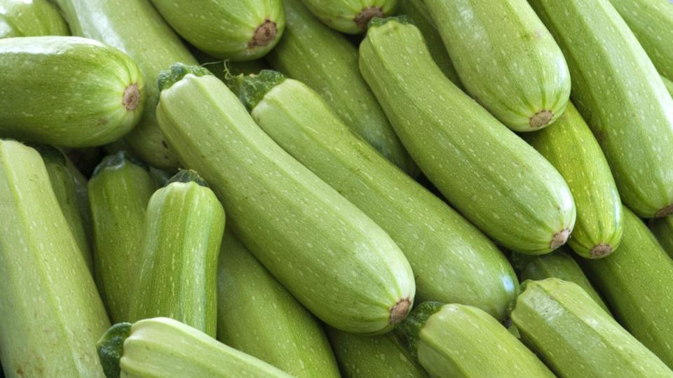 Лятото е най-доброто време да похапваме пресни зеленчуци и плодове.