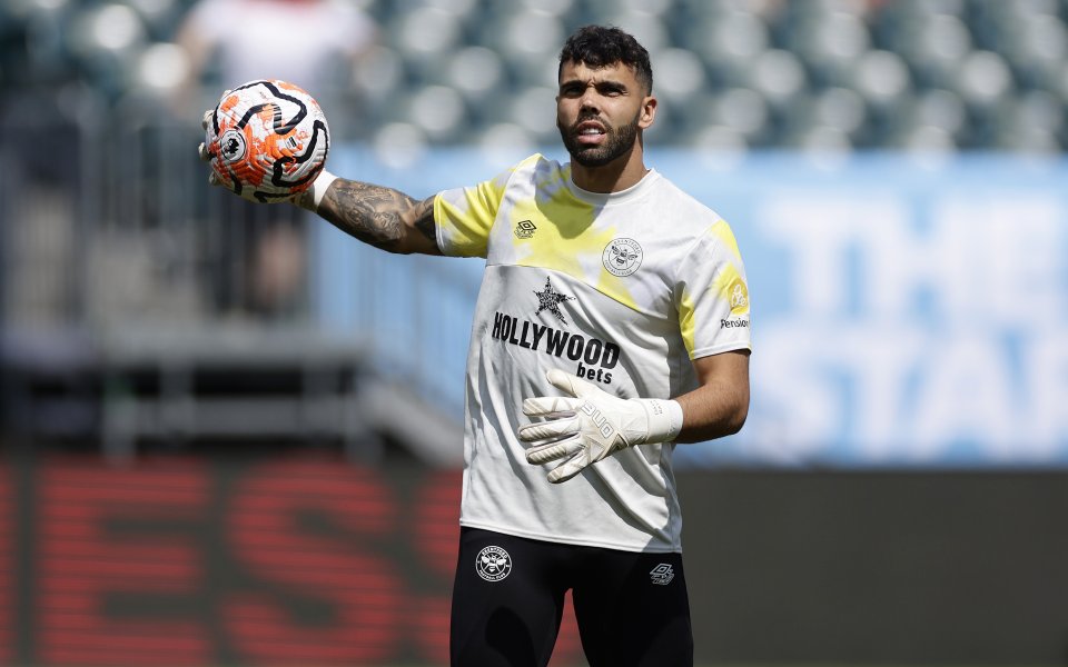 Арсенал официално се подсили с вратаря Давид Рая от Брентфорд.