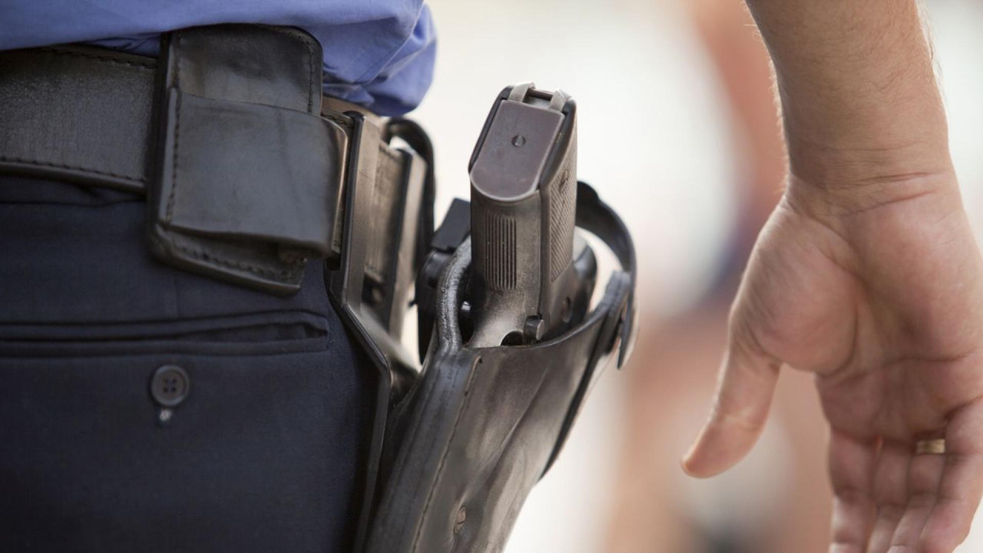 Полицията следи за спазването на законите в една страна и