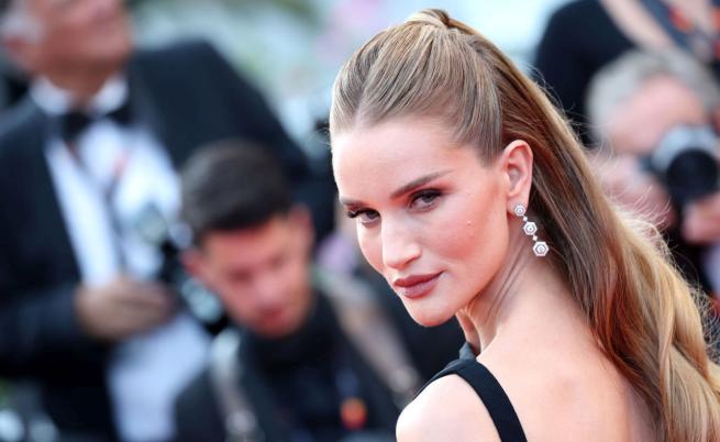 Феновете са във възторг: Роузи Хънтингтън-Уайтли се разходи в съблазнителен тоалет