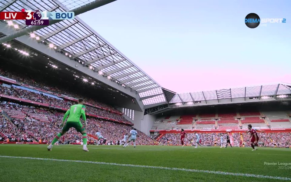 Въпреки че останаха с 10 човека, Ливърпул стигна до трети