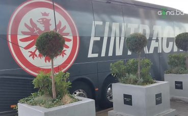 Автобусът на Айнтрахт Франкфурт вече очаква играчите на летище София