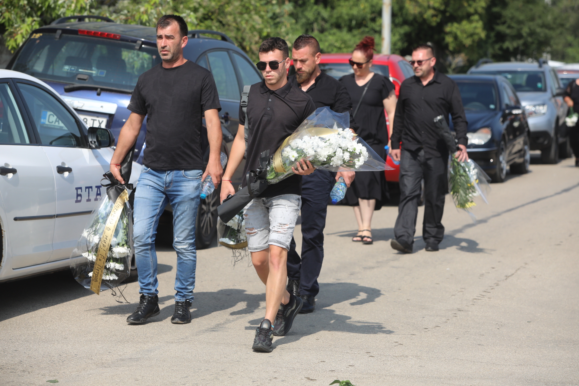 <p>Близки и познати изпращат Алексей Петров в последния му път. Поклонението е в Православен гробищен парк &quot;Св. Архангел Михаил&quot; в кв. &quot;Бояна&quot; в София</p>