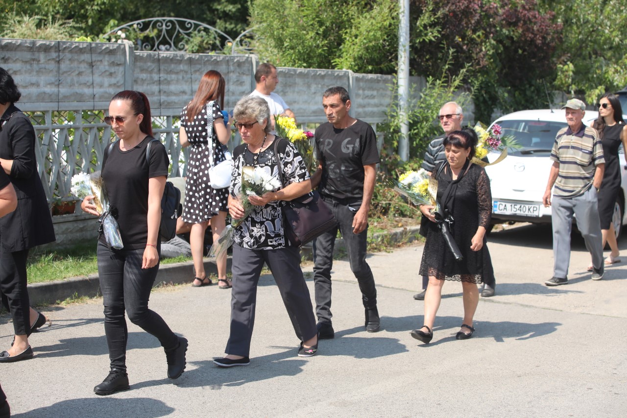 <p>Близки и познати изпращат Алексей Петров в последния му път. Поклонението е в Православен гробищен парк "Св. Архангел Михаил" в кв. "Бояна" в София</p>