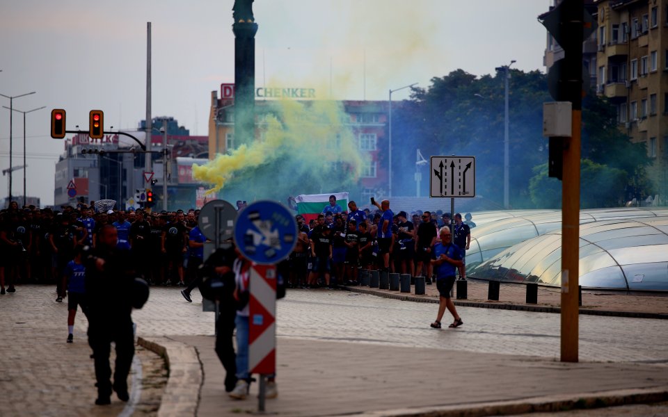 Голяма група фенове на Левски се събраха на бул. Тодор