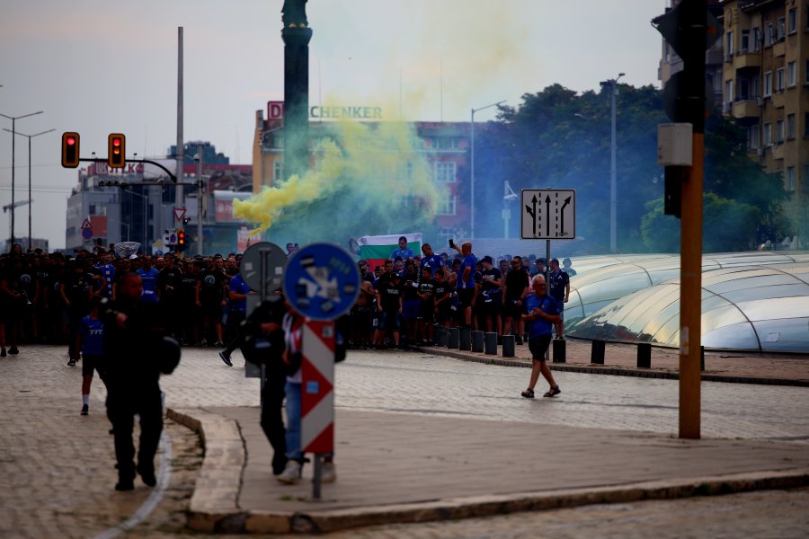 Феновете на Левски проведоха шествие до Националния стадион преди мача1