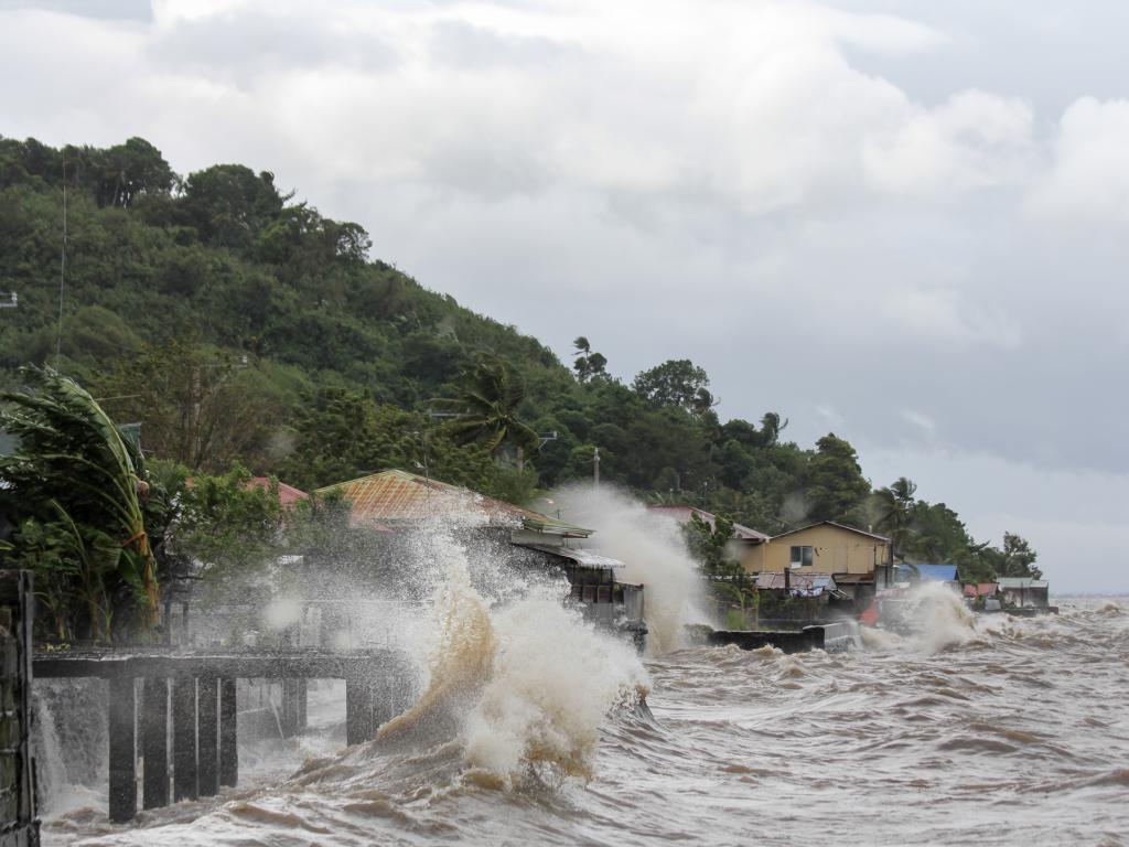 Тайфунът Тораджи достигна сушата в североизточната част на Филипините като