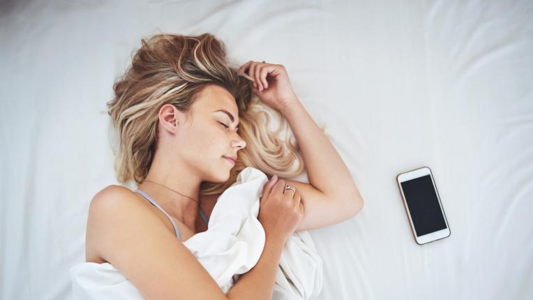 Какво се случва с тялото ви, ако спите с телефон до главата
