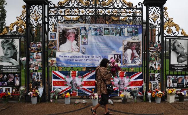 Хиляди почетоха принцеса Даяна на 26-ата годишнина от смъртта ѝ (СНИМКИ)