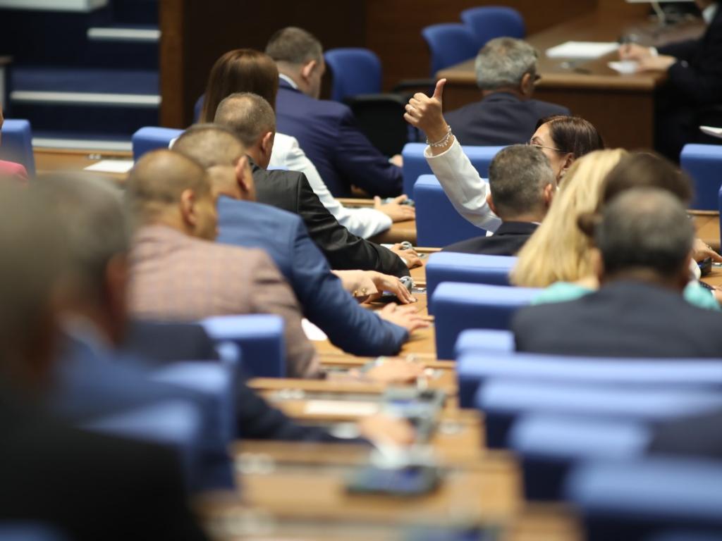 Депутатите обсъждат проектът на решение за предоставяне на допълнителна военна