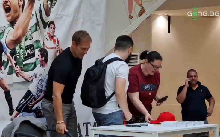 Стилиян Петров раздава автографи и се снима с фенове преди Мача на надеждата