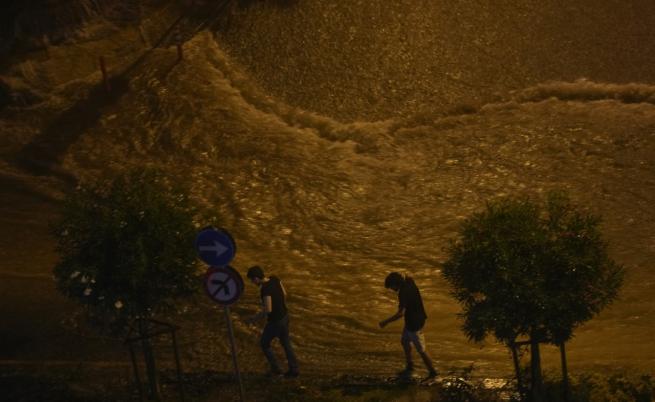 Воден апокалипсис в Истанбул: Улиците са като море, плуват дървета, има и жертви