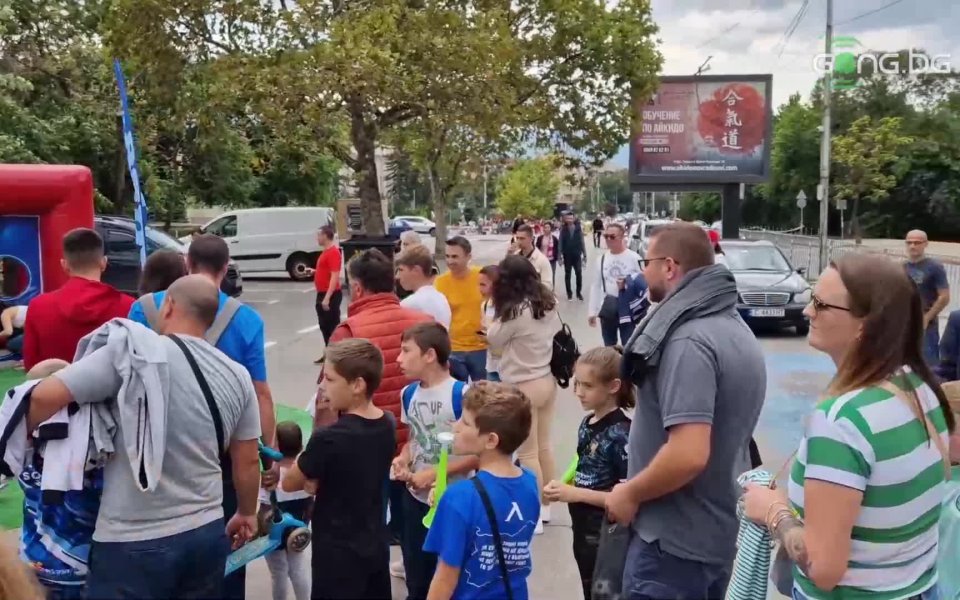 Фен зоната на Националния стадион Васил Левски започна да се