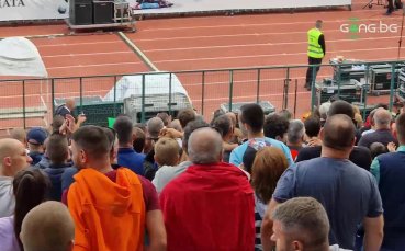Бурните аплодисменти при излизането от игра на Стоичков и Бербатов