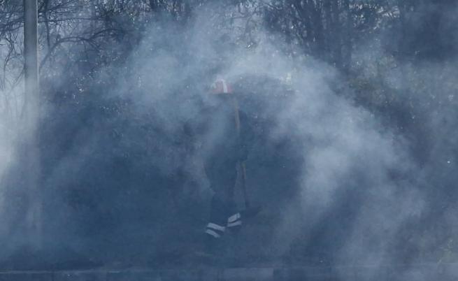 Пожар близо до бензиностанция в Казанлък, евакуираха хора (СНИМКИ)