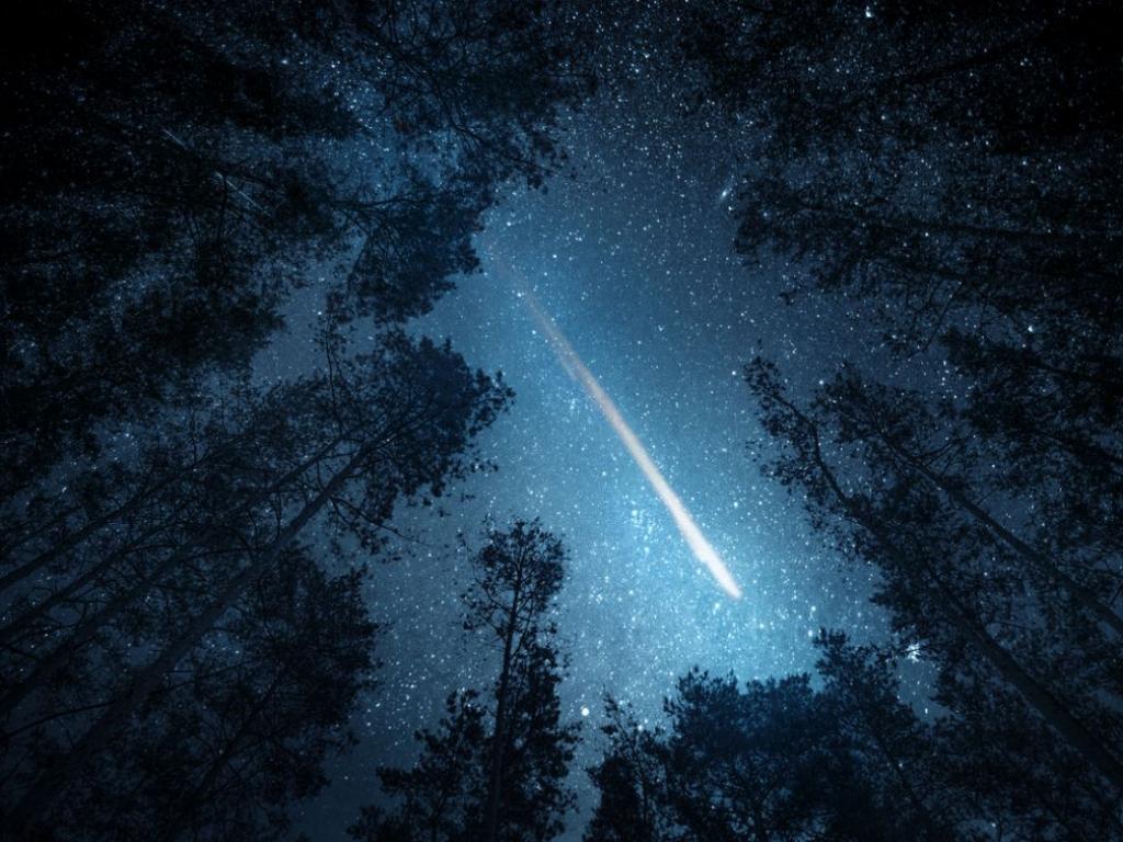 Фрагмент от комета озари небето над Испания и Португалия Видеа