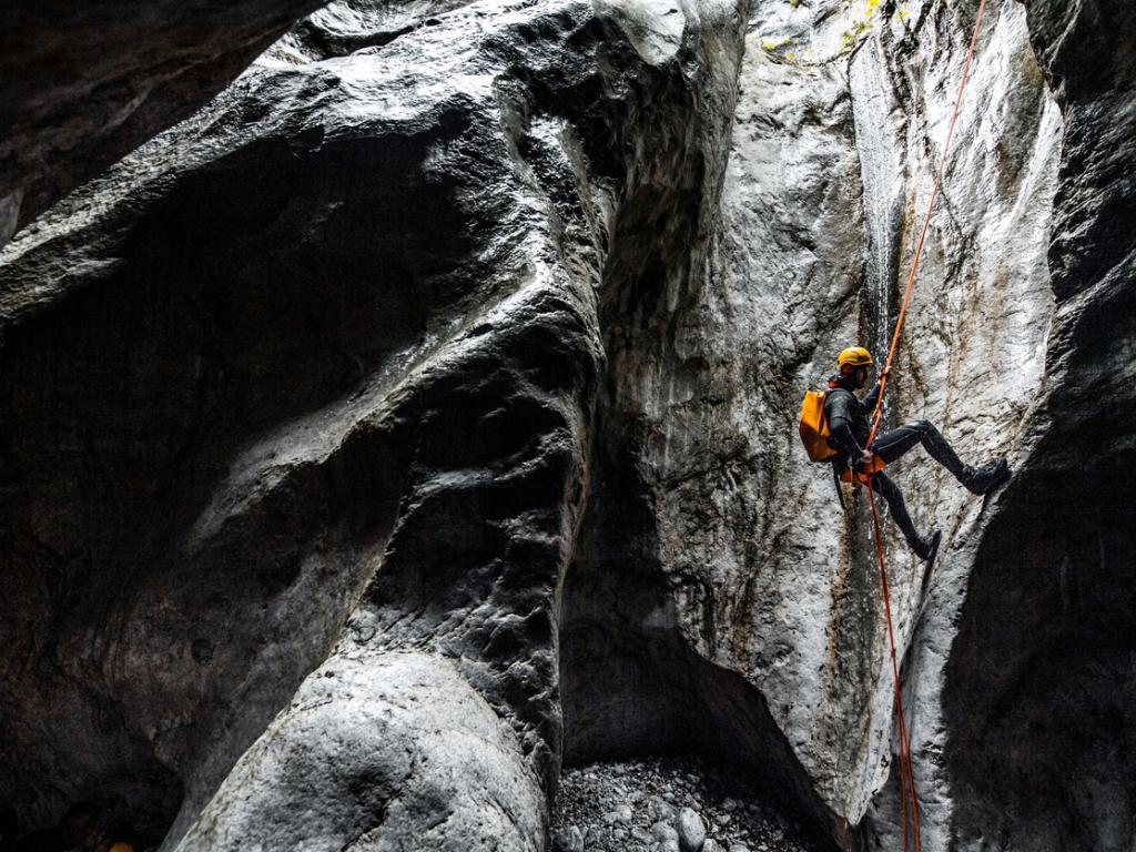 Сгушени в цъфтящите склонове на Кодайканал Тамил Наду пещерите Гуна