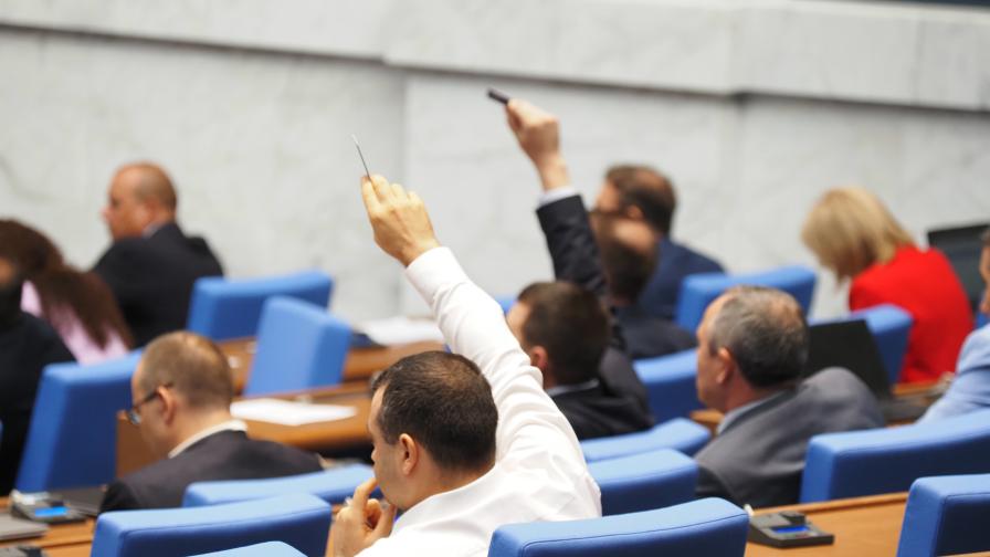 Парламентарен контрол: 12 министри отговарят на депутатски въпроси