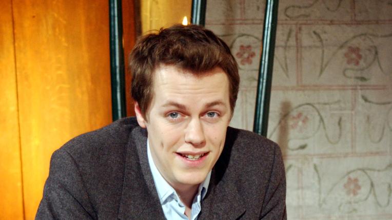  Синът на кралица Камила - Том Паркър Боулс 