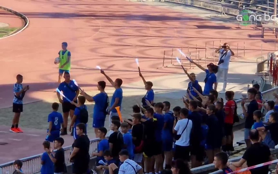 Младите фенове подкрепят страстно Спартак Пловдив. Тимът играе срещу градския