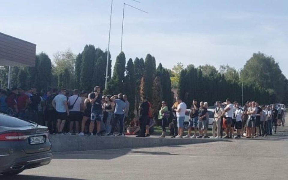 Еуфория сред феновете на Лудогорец. Сериозна опашка се изви пред
