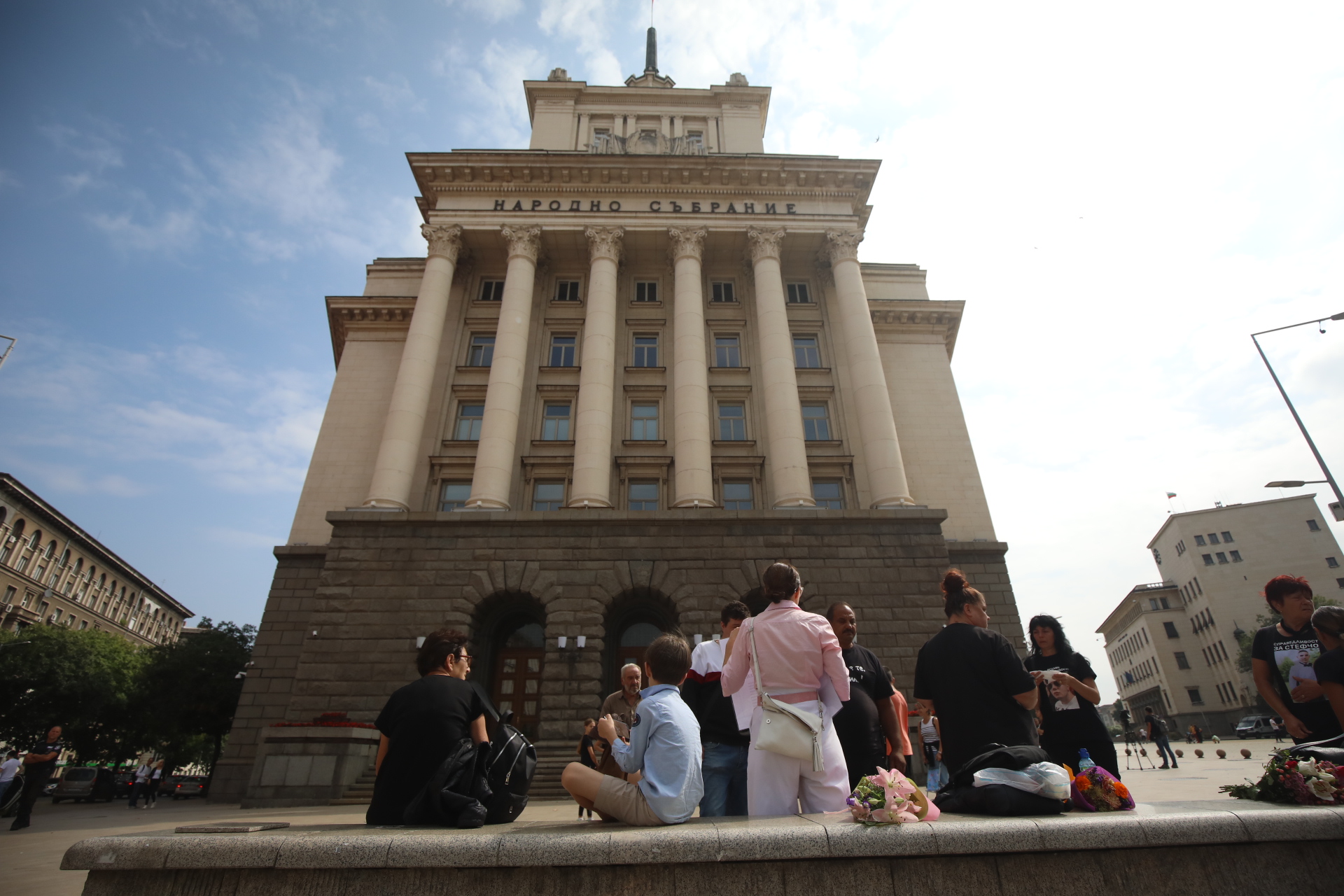 <p>Родители на деца, загинали в катастрофи, залепиха некролози на входа на парламента</p>