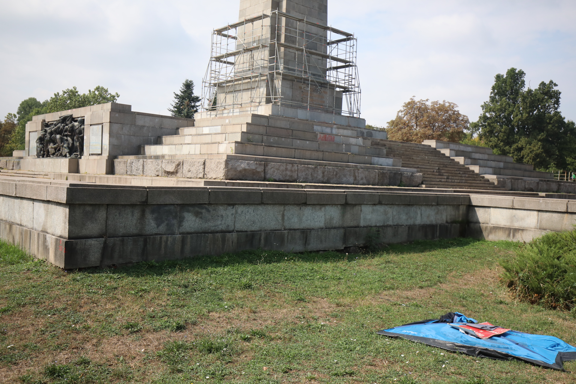 <p>Ограждат Паметника на Съветската армия със скеле</p>