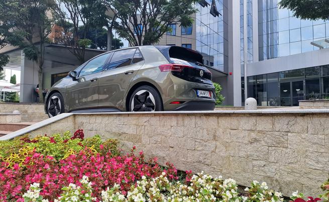  STOP &GO: Батерия с чист потенциал 77 kWh в Pro S дава обещание пробег до 546 км по WLTP. 