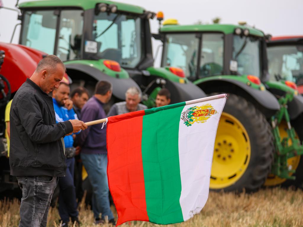 Земеделците с трактори започват протести. Очаква се да бъдат блокирани